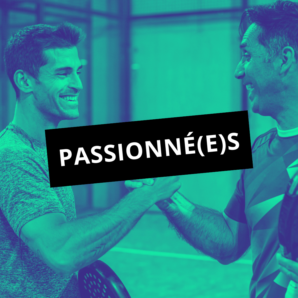 Un match de padel en double masculin, deux équipes s’affrontent sur le court à Paris